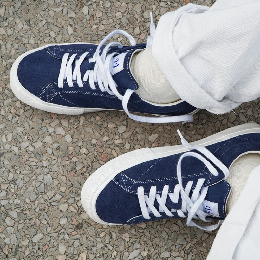 TOS Marineblauer Low-Top aus Wildleder