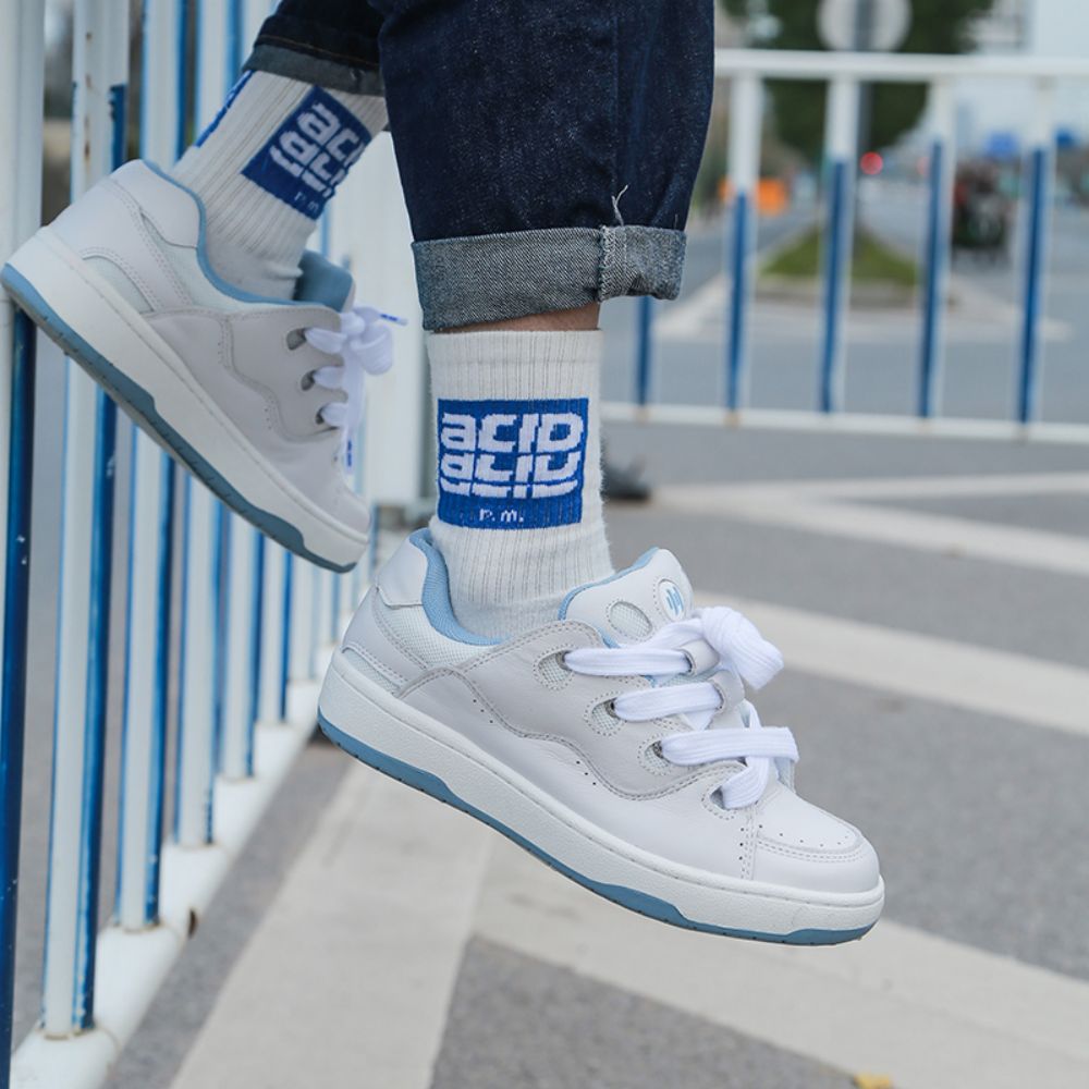 BAKE II Low Top aus weißem Wildleder