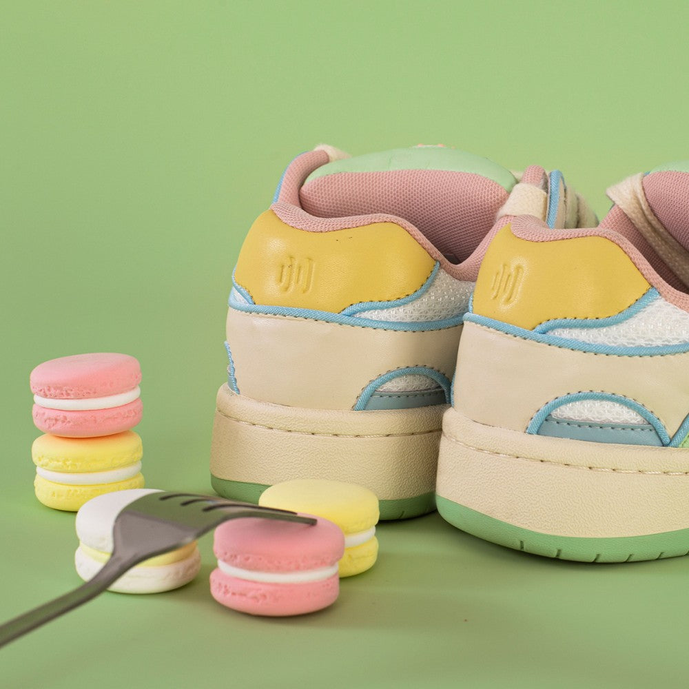 BAKE Low-Top-Schuhe mit dicker Sohle und grünen Nähten in Apricot