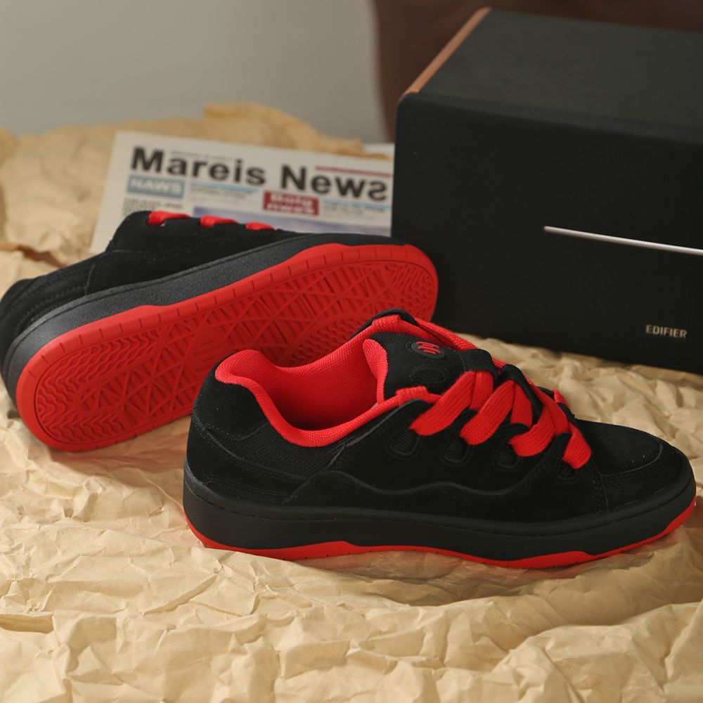 BAKE II schwarz-rot genähter Low-Top-Wildlederschuh 