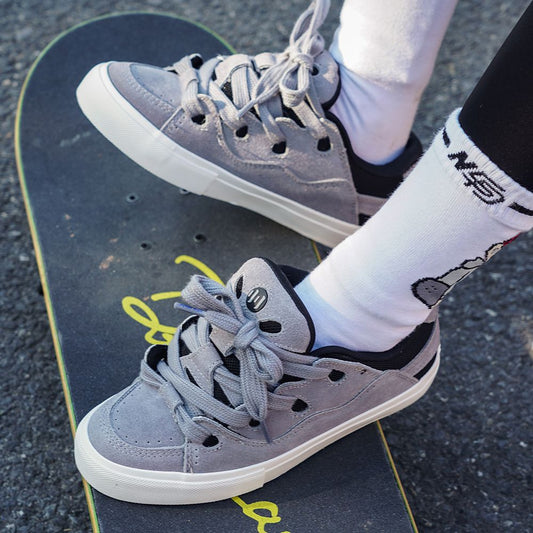 Lace-up men's and women's wear-resistant shock-absorbing skateboard shoes