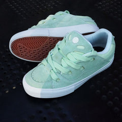 Lace-up men's and women's wear-resistant shock-absorbing skateboard shoes